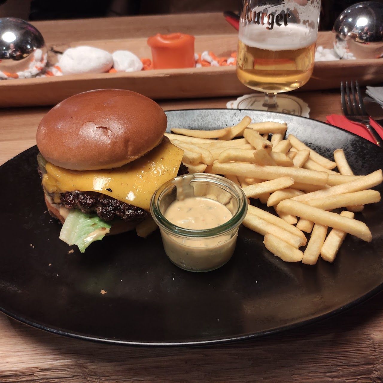 Cheeseburger mit Pommes und Dip